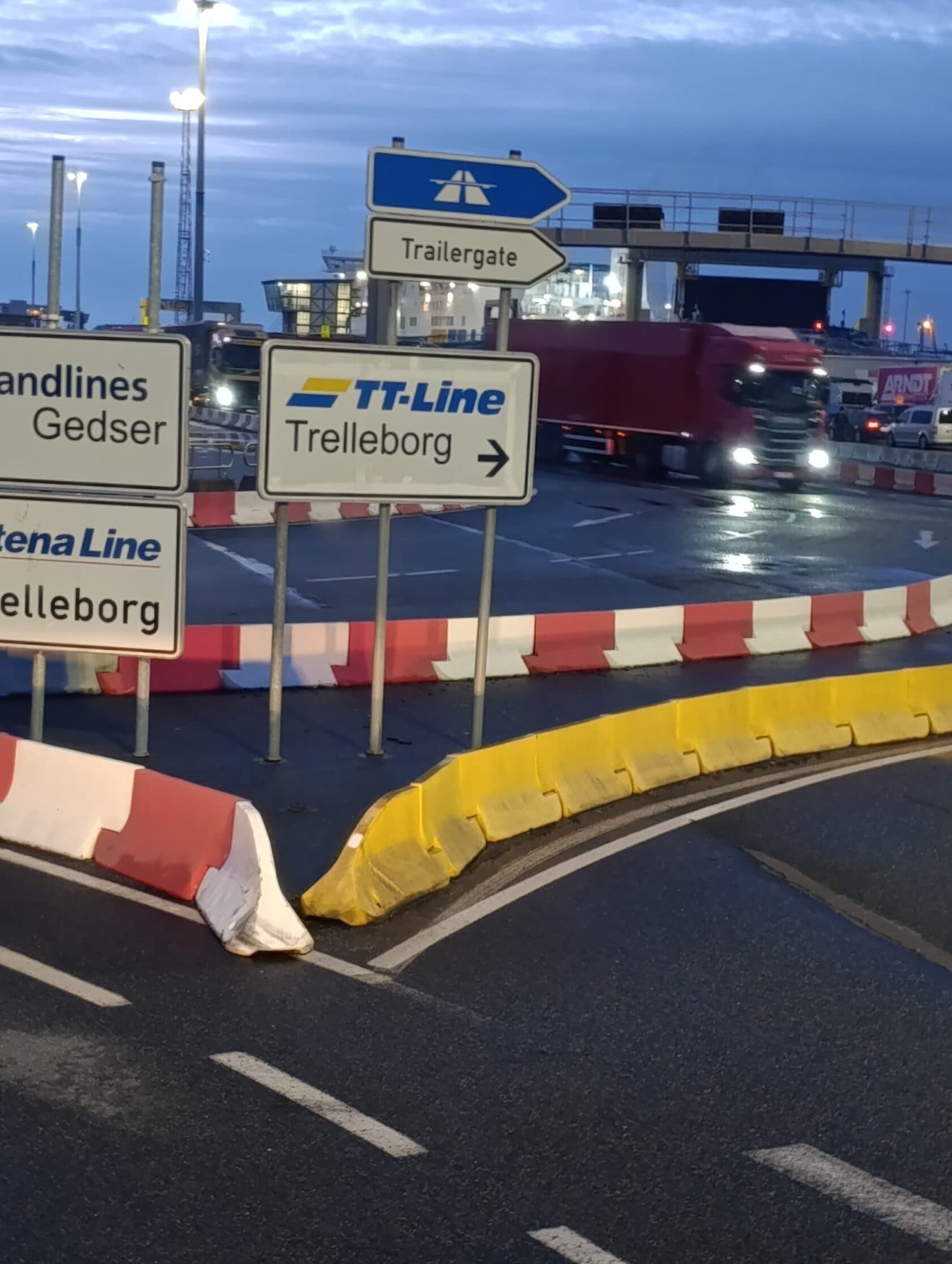 Várakozósáv és TT-Line útjelző táblák