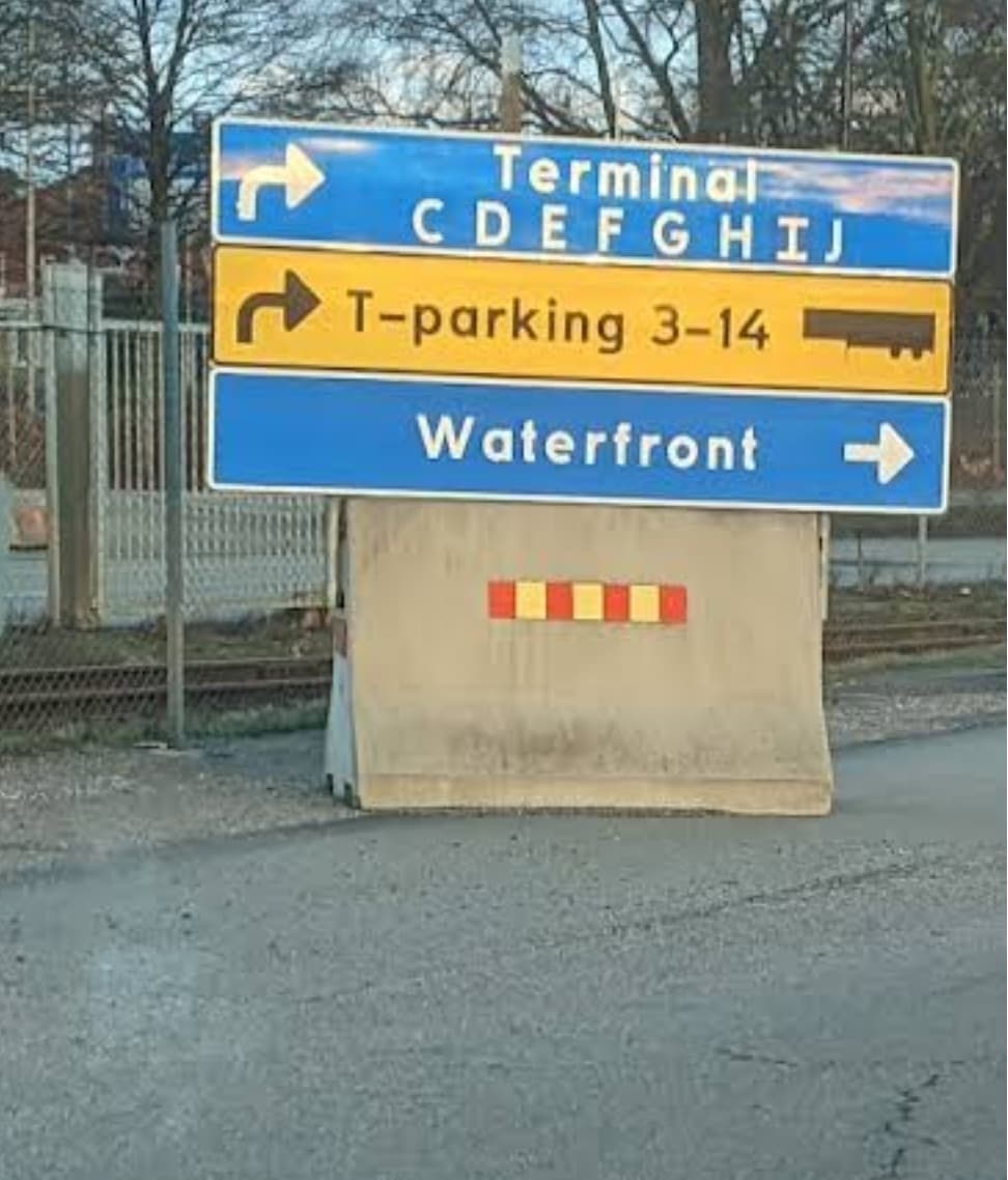 Wartespur und Wegweiser von TT-Line