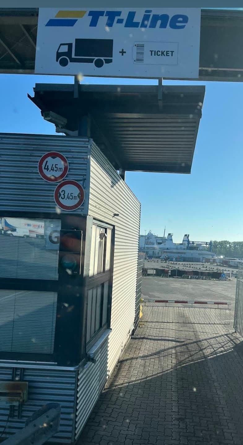 Wartespur am Fährterminal