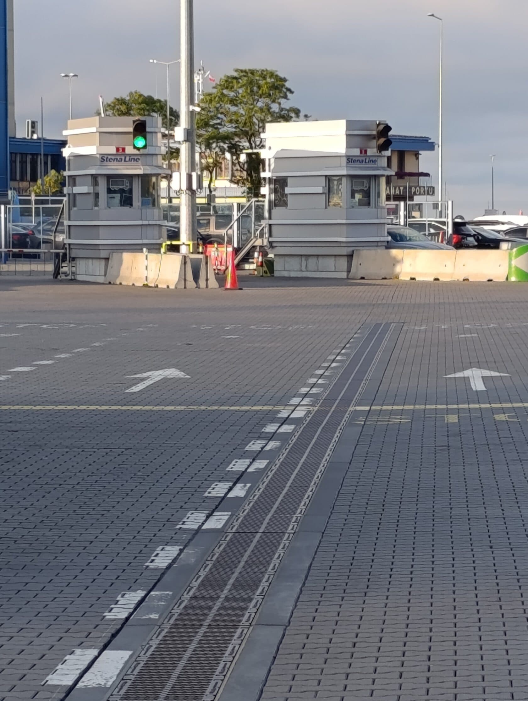 Závora trajektového terminálu